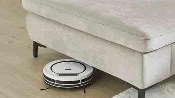 Staubsauge Roboter saugt unter dem Sofa